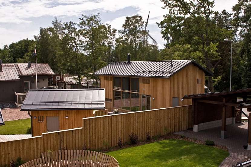 Kombinace přírodních materiálů - dřevo, sklo a ocel ve finské architektuře domunije.