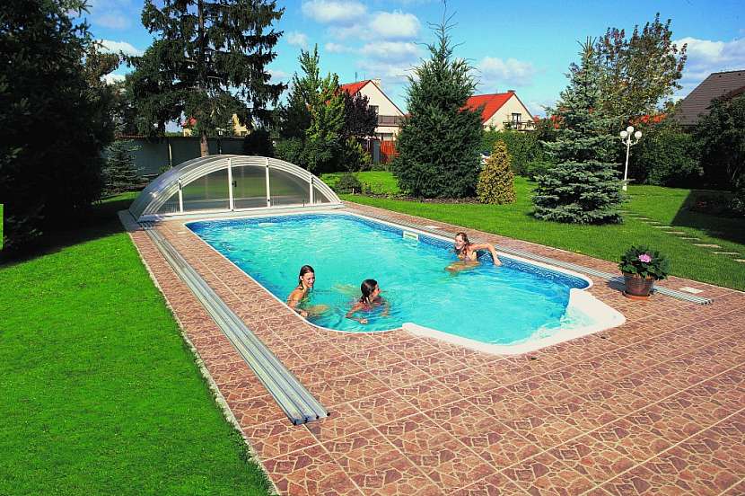 Při volbě bazénu bychom měli věnovat pozornost i jeho estetickému začlenění. Není na škodu konzultace se zahradním architektem. Vhodně může poradit i zkušený bazénový prodejce. Foto: Mountfield