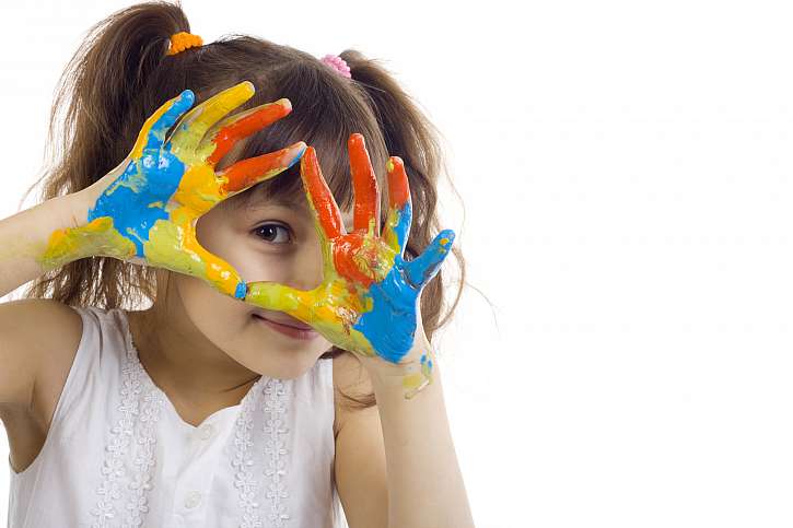 Tvoření s dětmi rozvíjí a vede ke kreativním činnostem (Zdroj: Depositphotos (https://cz.depositphotos.com)