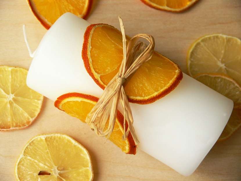 Zdobení svíčky kořením, citrusy a zeleninou