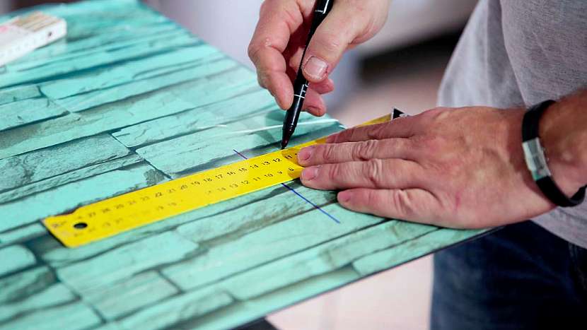Instalace obkladové desky s potiskem: T.board můžete ještě dále rozměrově upravovat