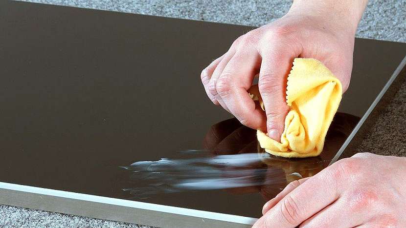 Jak opravit drobné oděrky na povrchu ve vysokém lesku 3