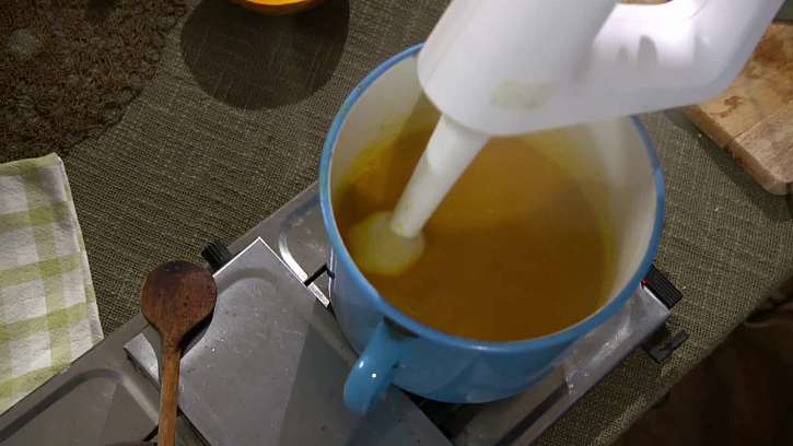 Rozmixování polévky ponorným mixerem.
