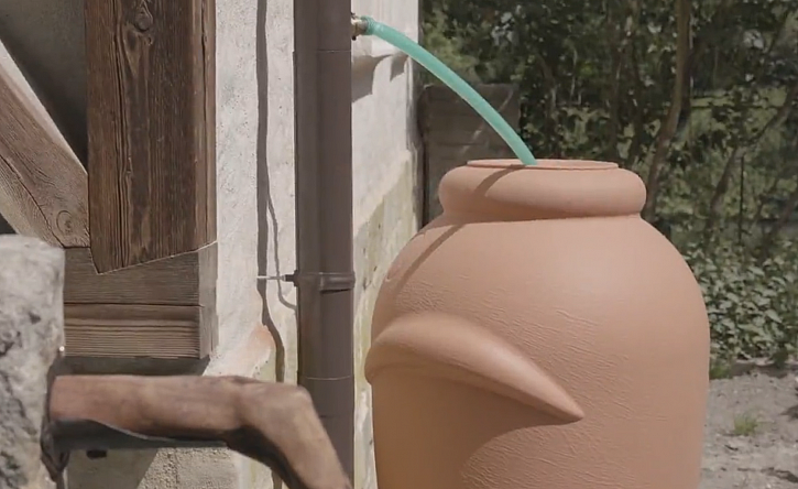 Odvod vody z okapu pomocí odbočky do keramické nádoby (Zdroj: Prima DOMA MEDIA, s.r.o.)