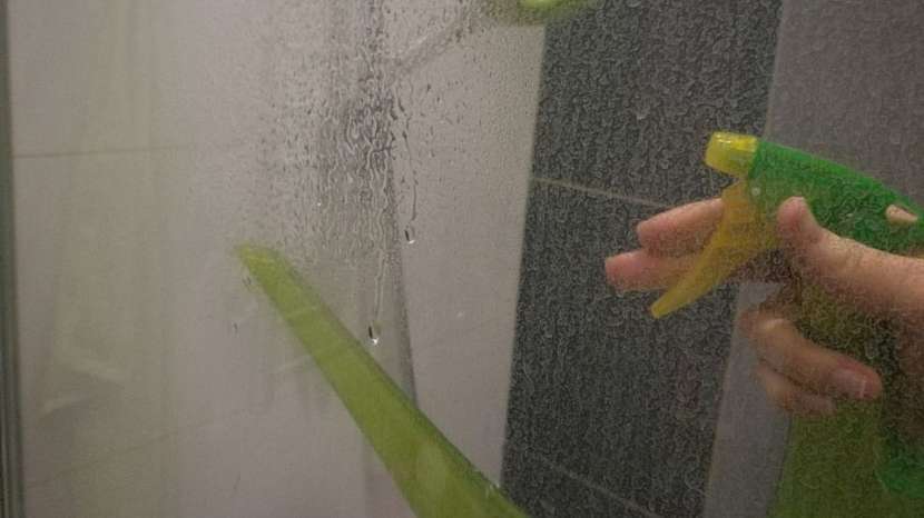Postříkejte sprchovou zástěnu citronovou šťávou
