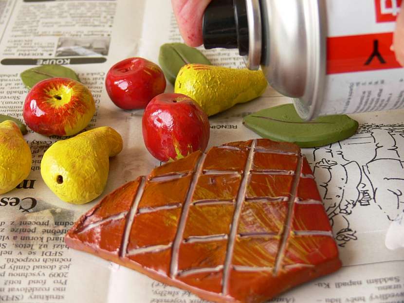 Plasticky zdobený květináč modelovací hlínou