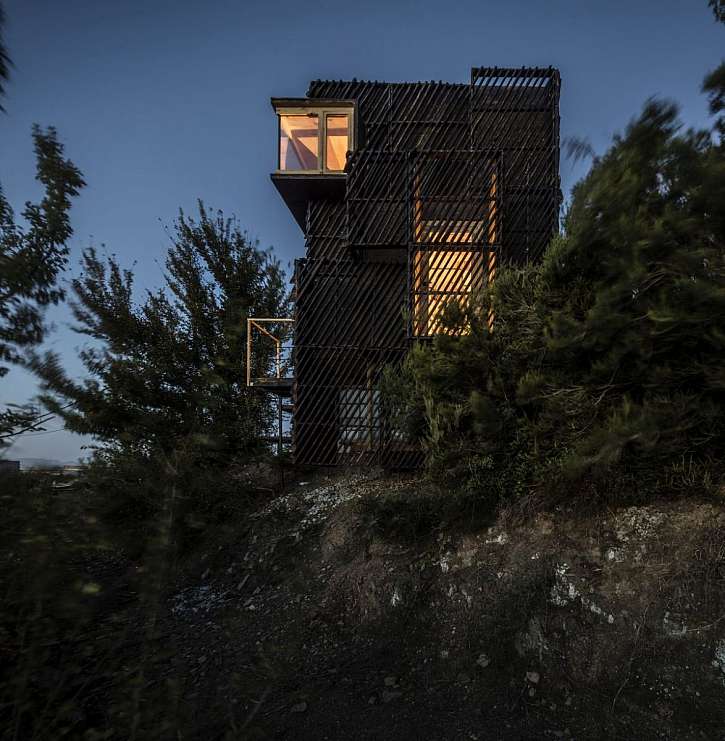 I když je budova primárně vyvinuta jako karanténní, má do budoucna potenciál stát se plnohodnotným a hlavně soběstačným domem se sympatickým cílem šetřit zdroje a využívat hlavně lokální možnosti.