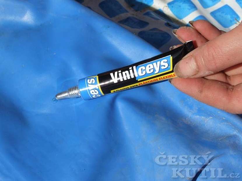 Lepidlo na měkčené plasty Ceys – lepení díry v bazénu