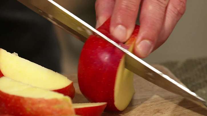 Nakrájení jablka.