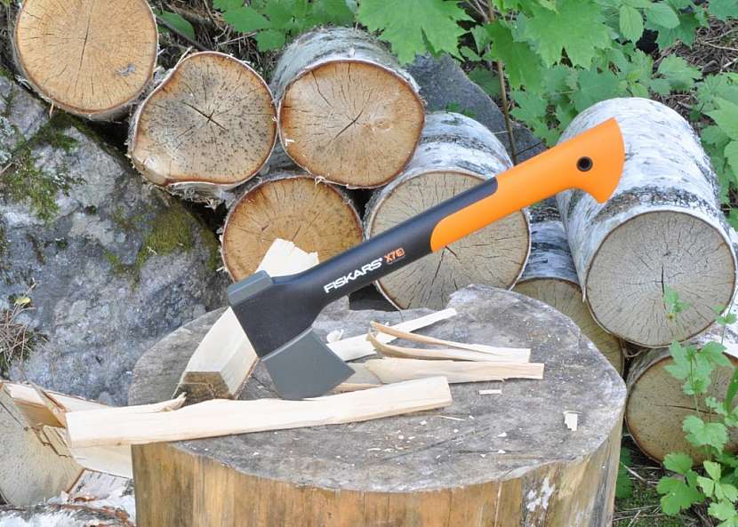 Příprava dřeva doma i na chalupě bude hračkou se sekerou Fiskars