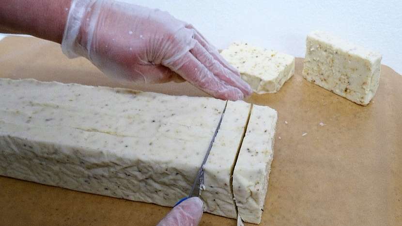 Recept na domácí bylinkové mýdlo: hmotu ostrým nožem nakrájejte na kousky
