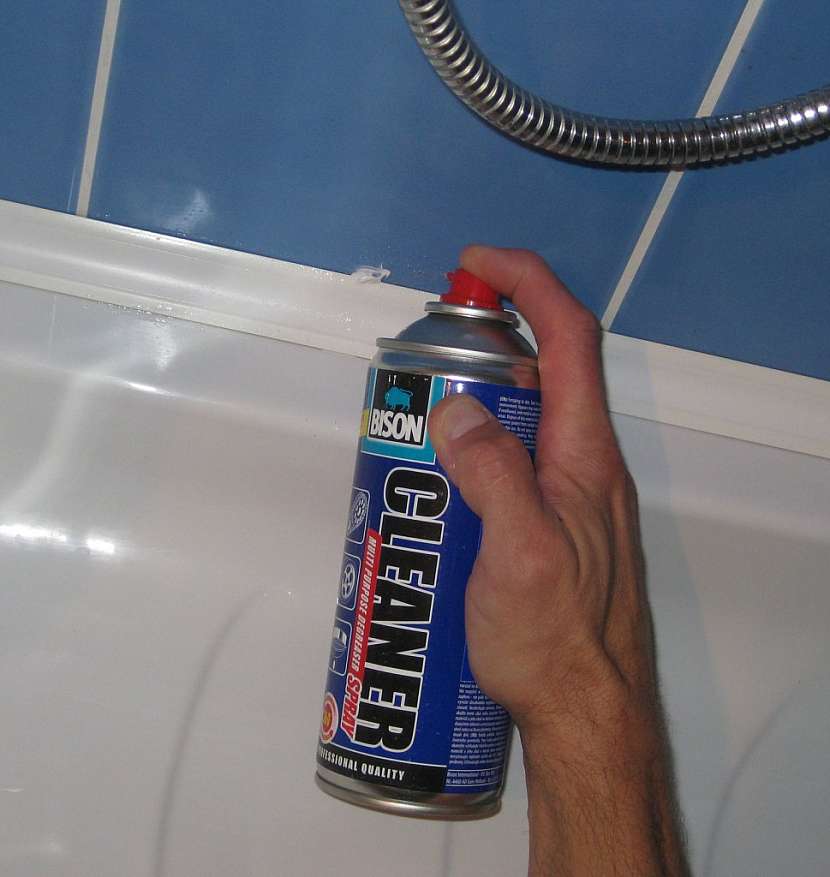 Moderní lepení, tmelení a opravy v koupelnách