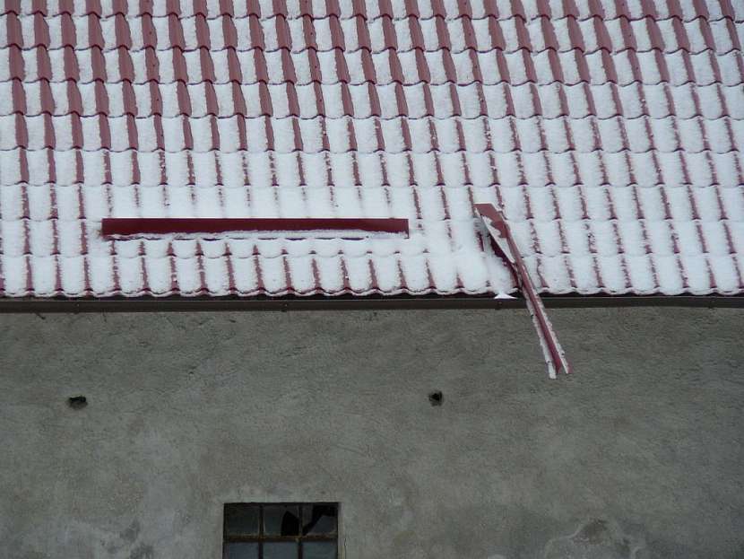 Špatně ukotvené a dimenzované plechové sněhové zábrany