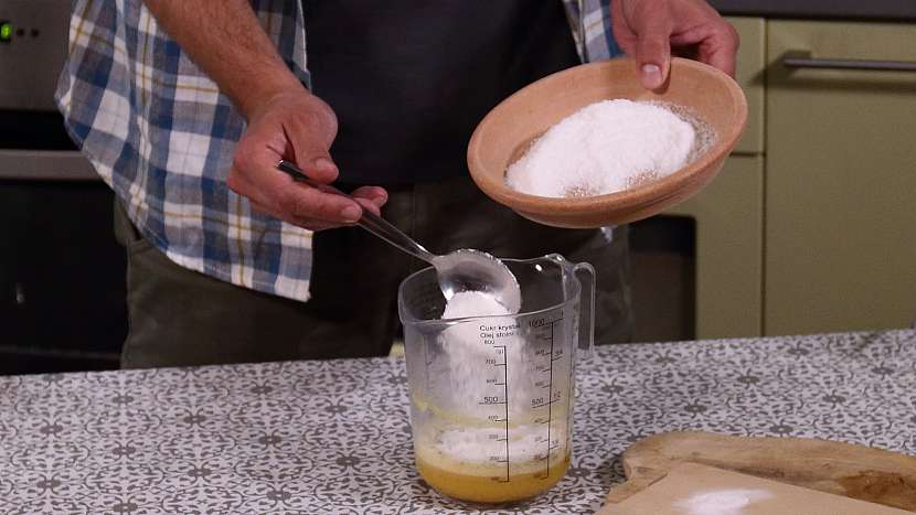 Recept na mini medovníky: do pěny přidáme další ingredience