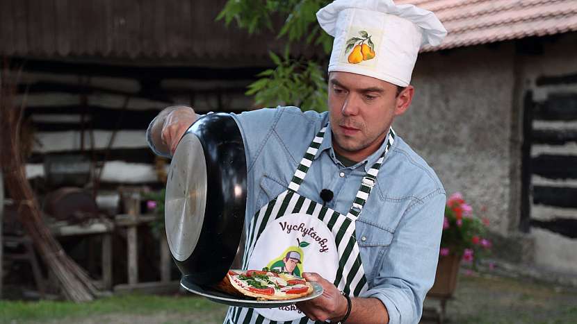 Rychlá pizza z pánvičky: hotovou pizzu hned podáváme