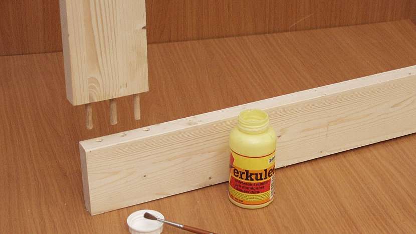 DIY dvířka jako zástěna: kolíky zajistíme lepidlem