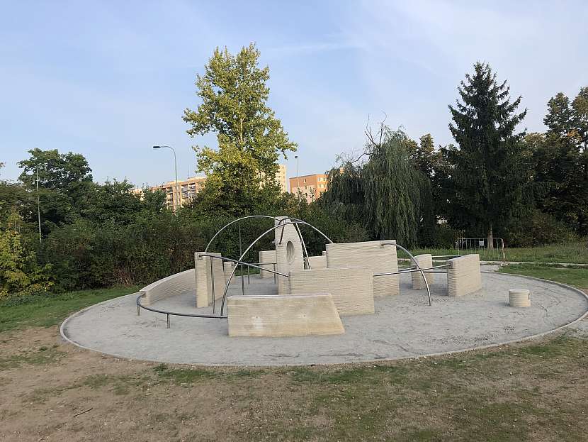 Pro zvýšení pevnosti jsou jednotlivé stěny vylity betonovým recyklátem