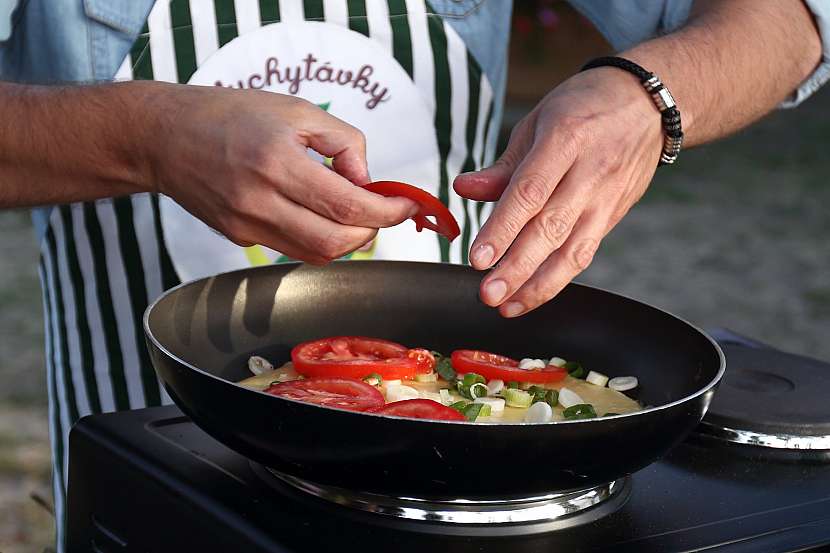 Rychlá pizza z pánvičky: oblohu nakládáme na těsto