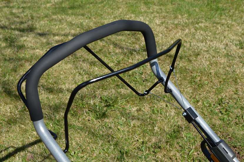 Detaily: motor s antivibrační deskou, nastavovací klipy rukojeti a ovladací hrazdy