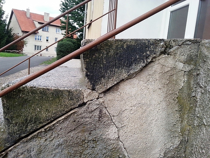 Antikutil - poškozené schody rovnou do špitálu