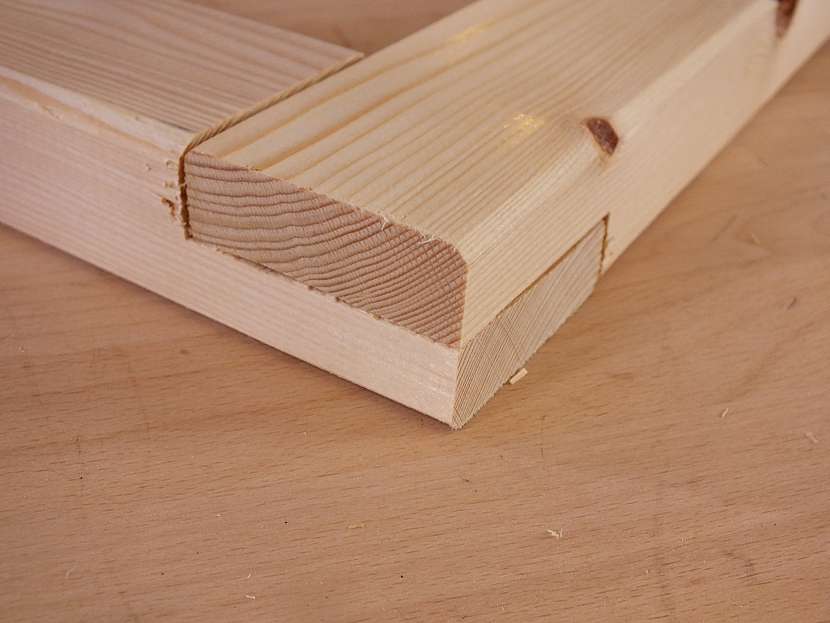 Detail výseče, díky které spojíme oba kratší hranolky