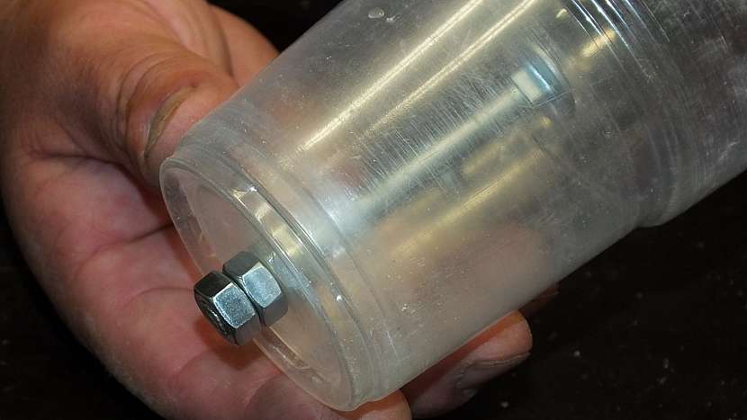 Betonové stínítko: do dna kelímku vyvrtáme otvor pro kabel