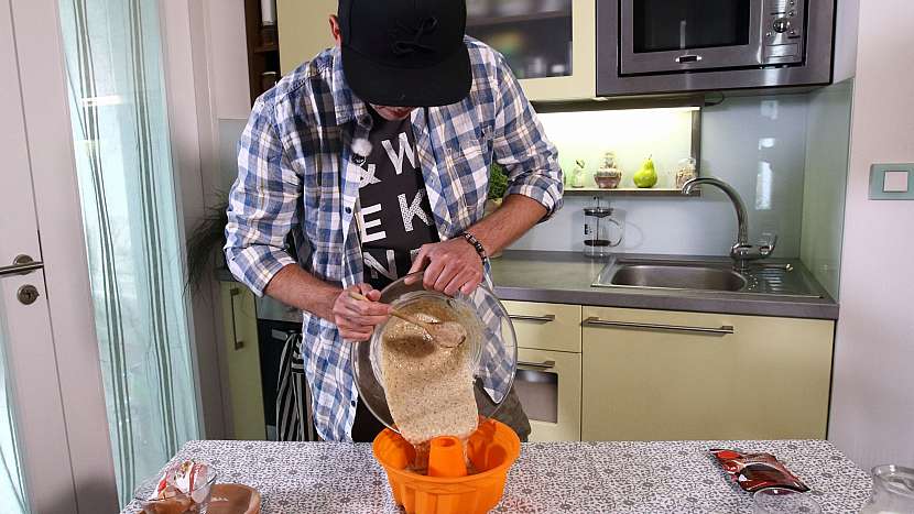 Jednoduchý recept na ořechovou bábovku: těsto nalijeme do formy