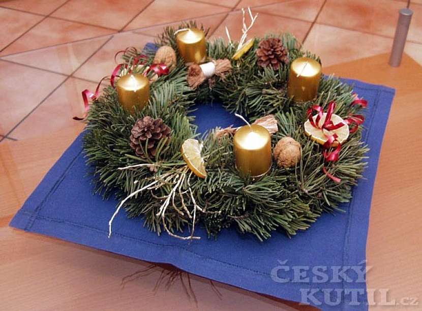 Adventní věnec a kalendář