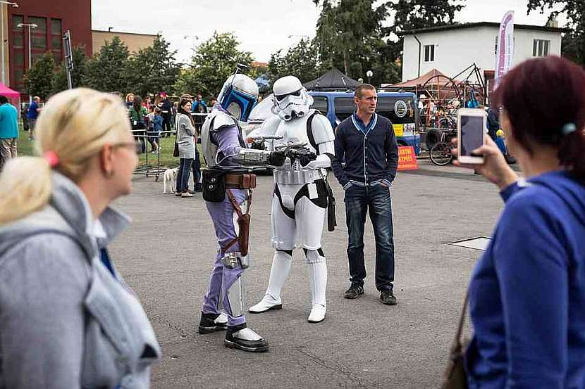 Muži v kostýmech na Maker Faire Prague