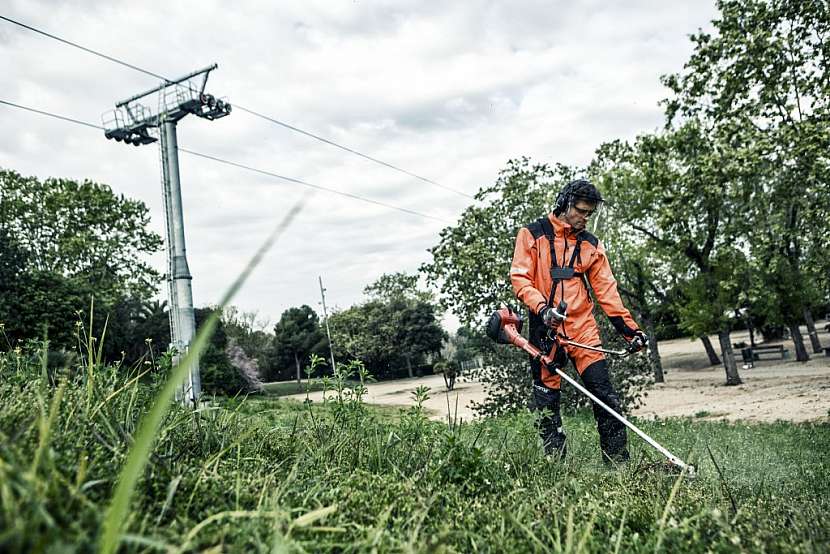 Zbavte se hustého porostu s křovinořezem Husqvarna 525RX
