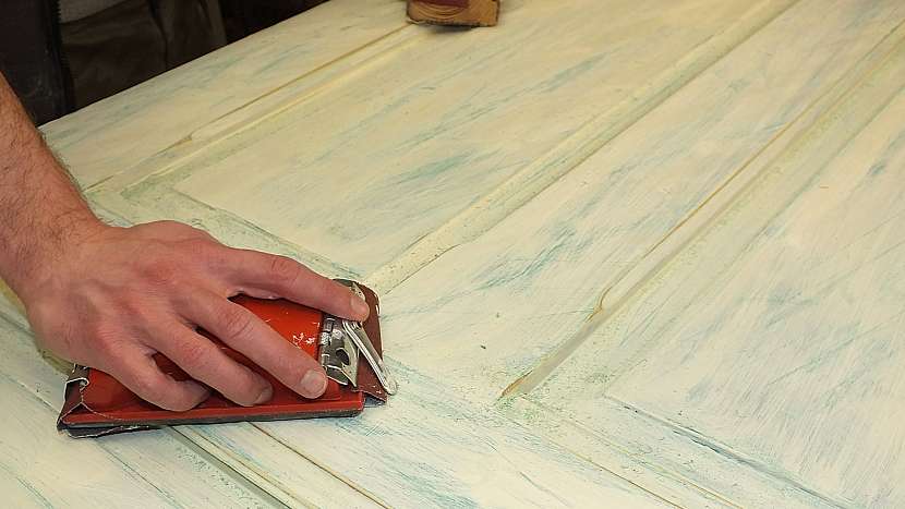 Předsíňová stěna ze starých dveří: výroba patiny – používáme hrubší smirek