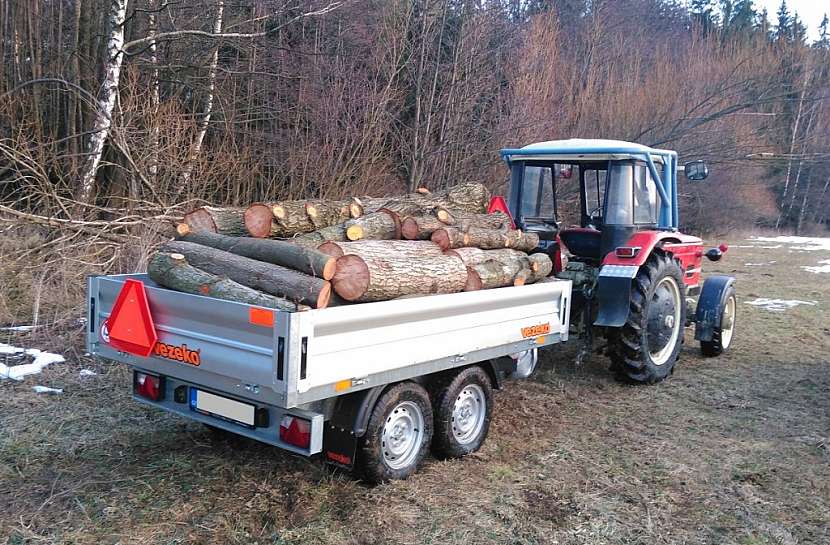 Přívěsy za auto lze nově zapojit i za traktor či malotraktor