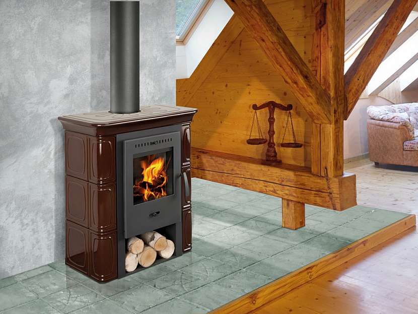 Z kachlových kamen teplo sálá i po vyhasnutí ohně – a to až 3 x déle než z kamen plechových. Na snímku model Broto.(Mountfield)