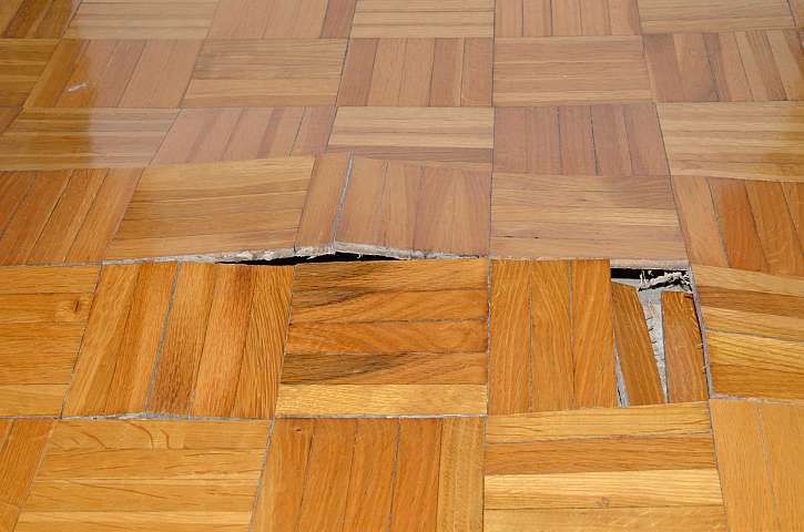 Podlaha z tvrdého dřeva nesnese máčení vodou