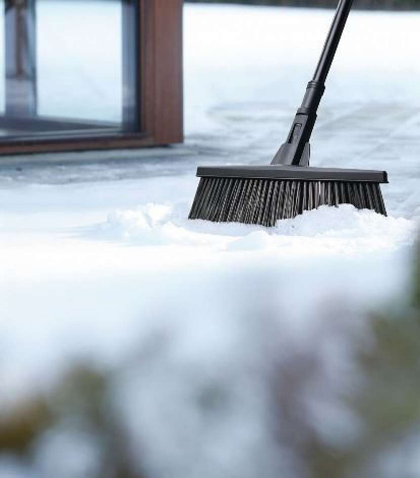 Nová košťata Fiskars pro venkovní i vnitřní použití