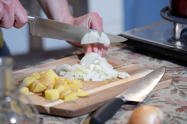 Cibuli a brambory nakrájejte na malé kousky
