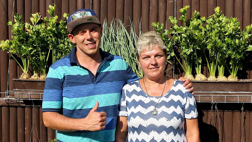 Pěstování zeleniny v truhlíku: pěstitelka Libuše Janků ze Včelar s Láďou Hruškou