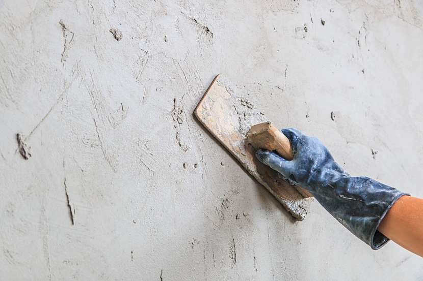 Nenesenou vrstvu vyrovnávací hmoty uhlaďte hladítkem