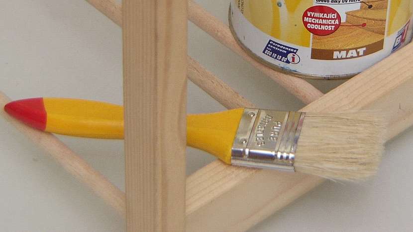 DIY stojan na noviny: konstrukci opatříme povrchovým nátěrem