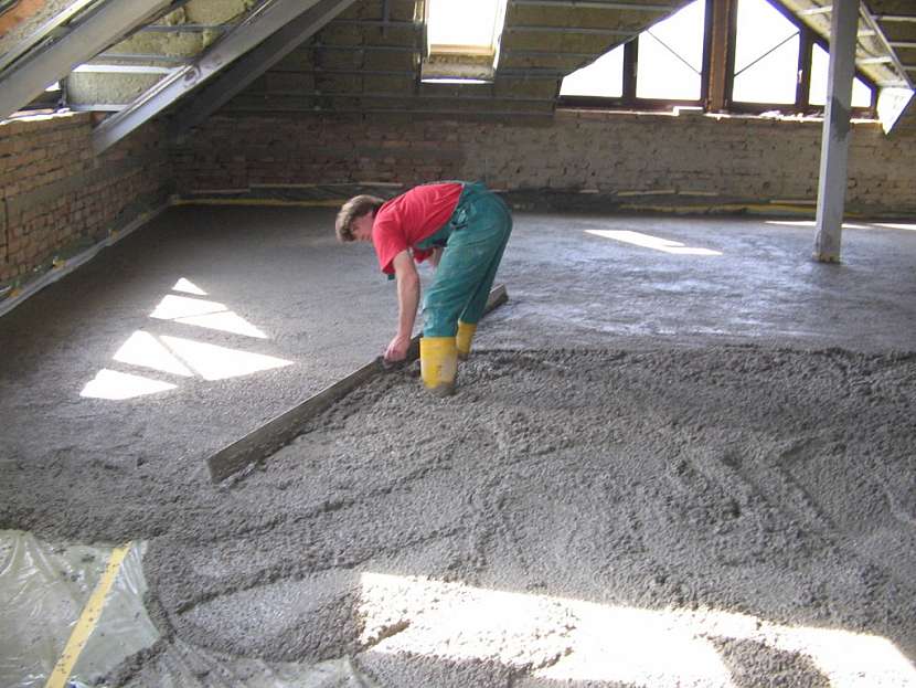 Co se lilo na půdy? Teplý beton!
