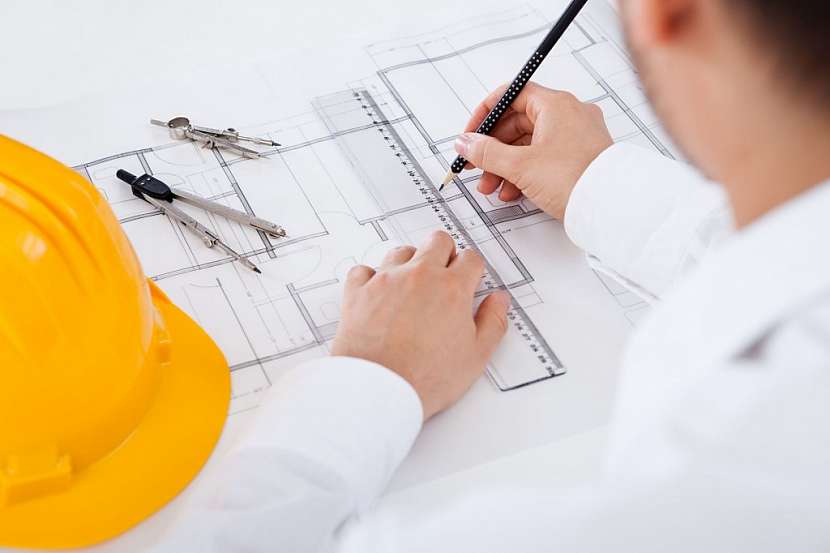 Každá hrubá stavba začíná nejprve na papíře u architekta