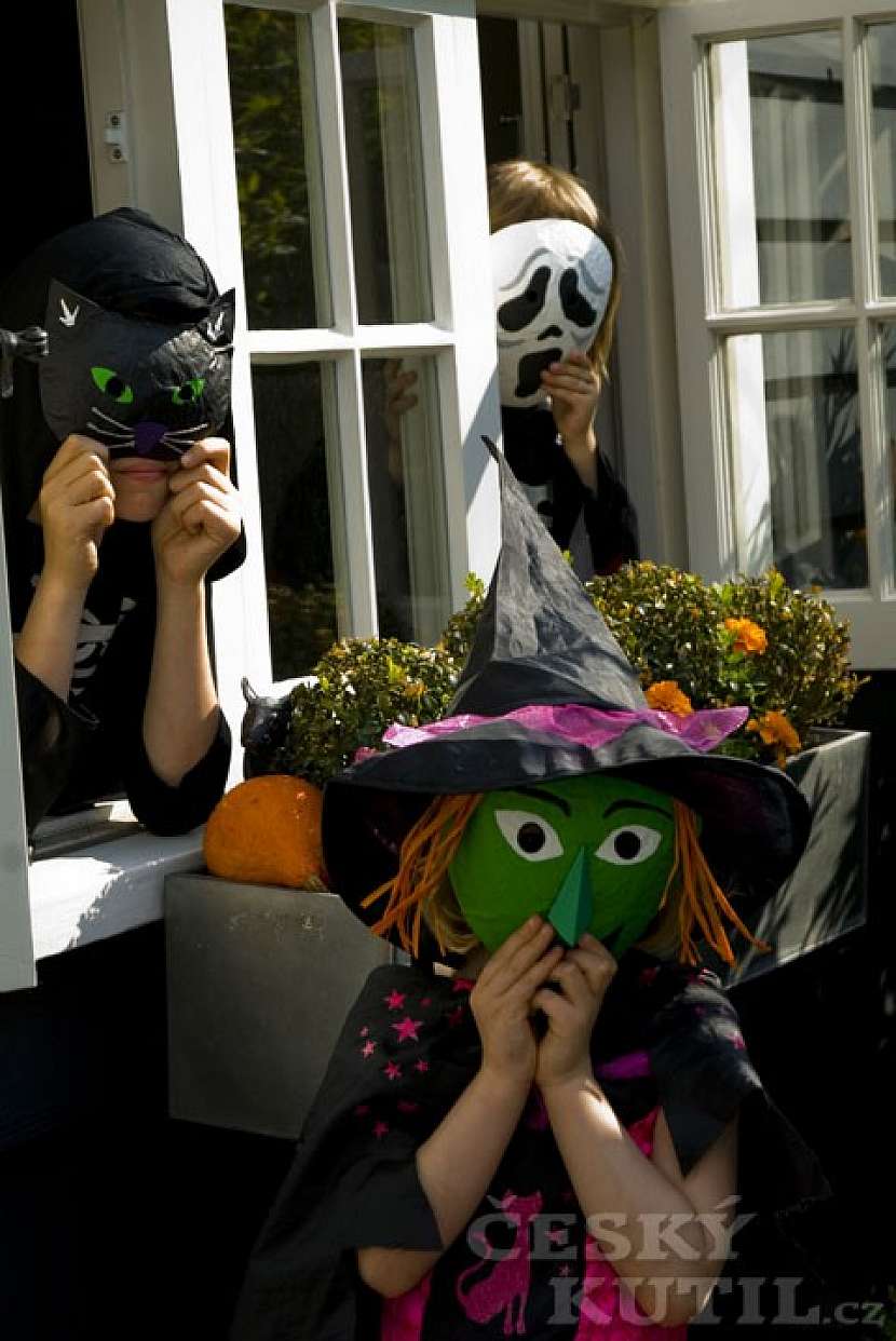 Výroba maškarních či halloweenských masek z novin
