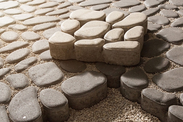 Betonové dlaždice jsou dnes velmi variabilní, sehnat se dají i v různých tvarech imitujících kámen. Podlaha v pergole tak může být velmi originální