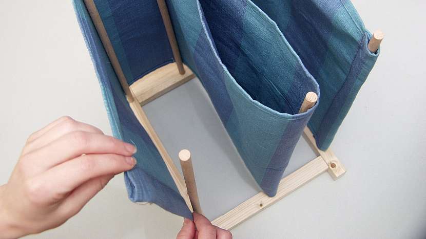 DIY stojan na noviny: látku vyzkoušíme, zakrátíme na přesnou délku