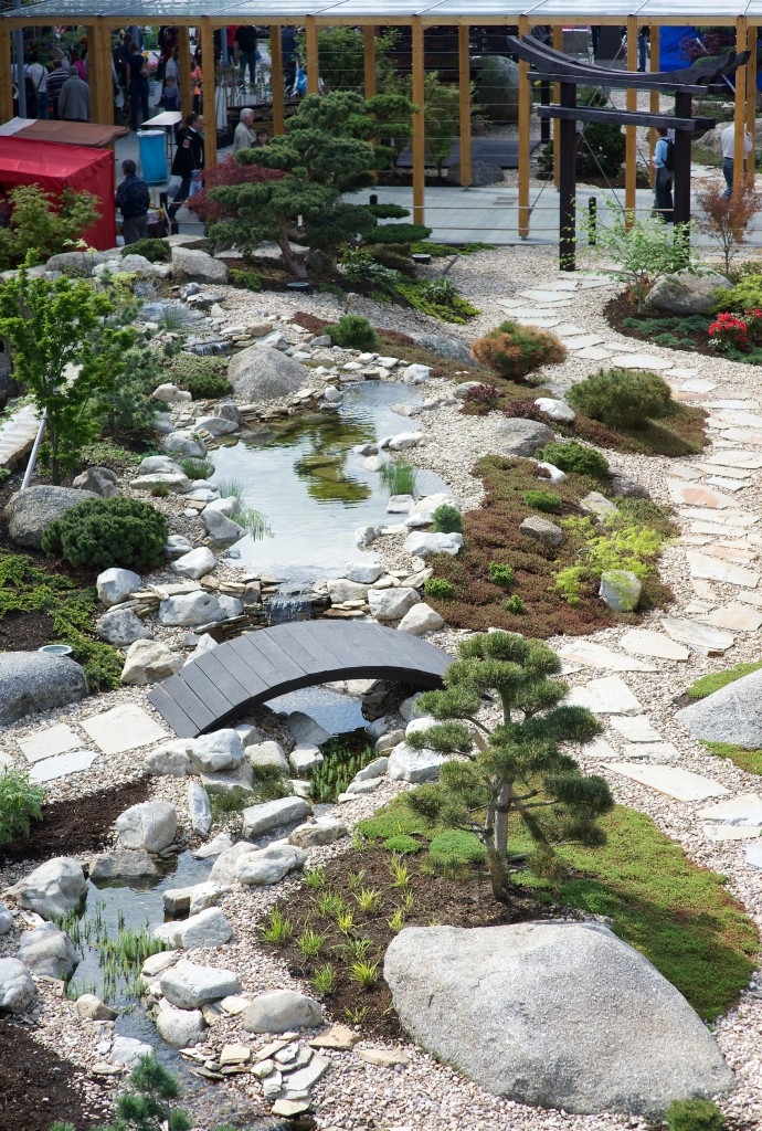 Japonská mokrá zahrada zahrnuje kromě kamenů i vodní plochy