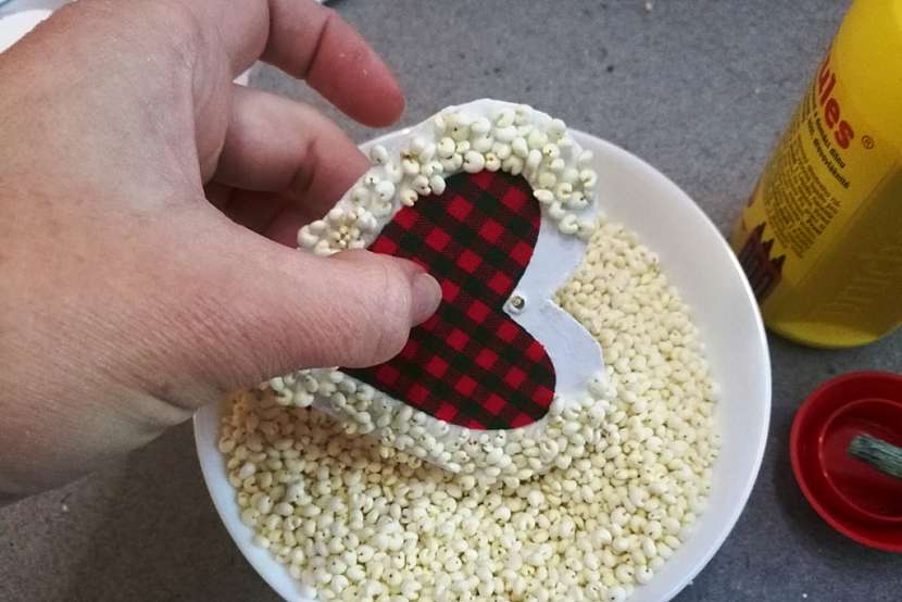 Srdíčka z jahelných pukanců: okraje z pukanců