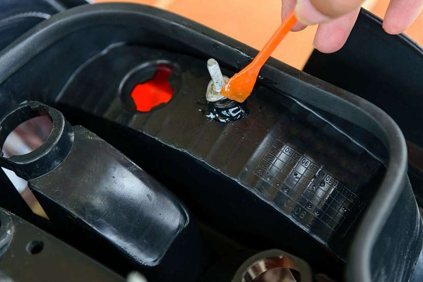 Například plastové nádrže se lepí dvousložkovým epoxidovým lepidlem