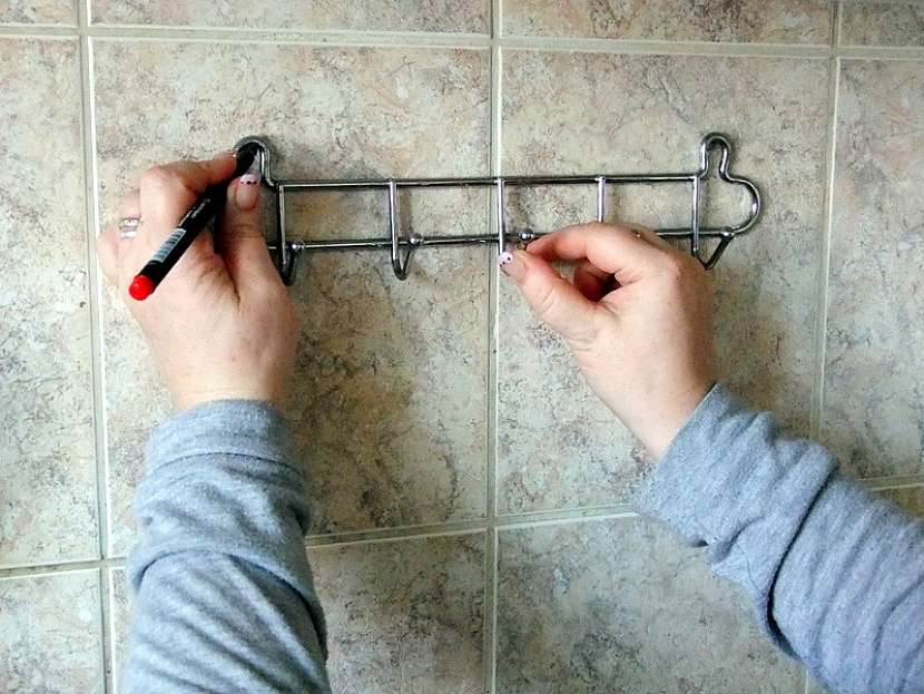 Jak postupovat při upevňování háčků na zeď: