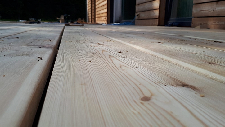 Dřevěná terasa lákající k odpočinku