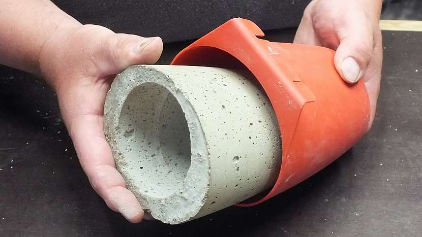 Betonové stínítko: výrobek opatrně vyklopíme z formy